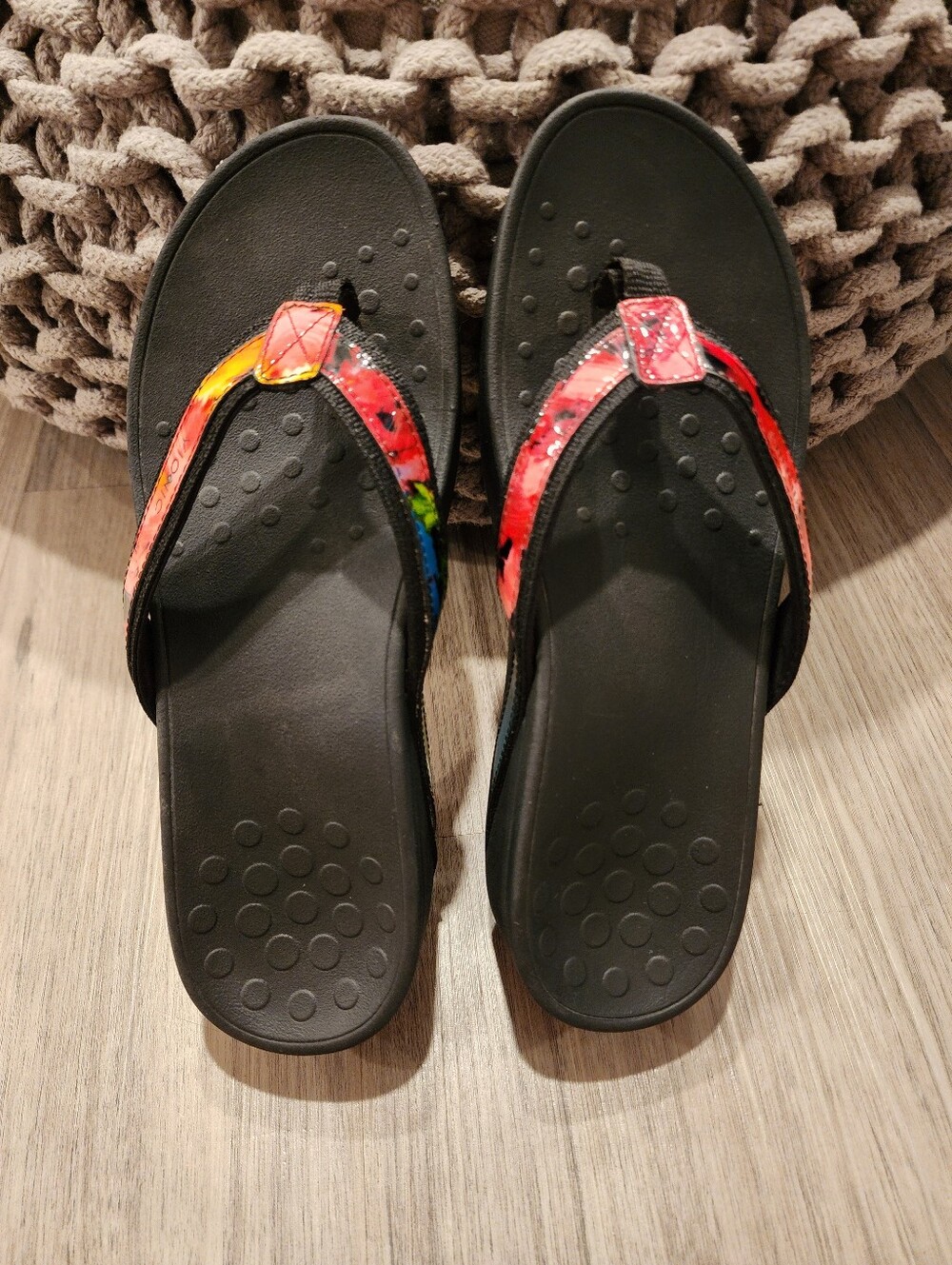 Vionic Sz 8 Flip Flop Sandals with Multicolor Straps
